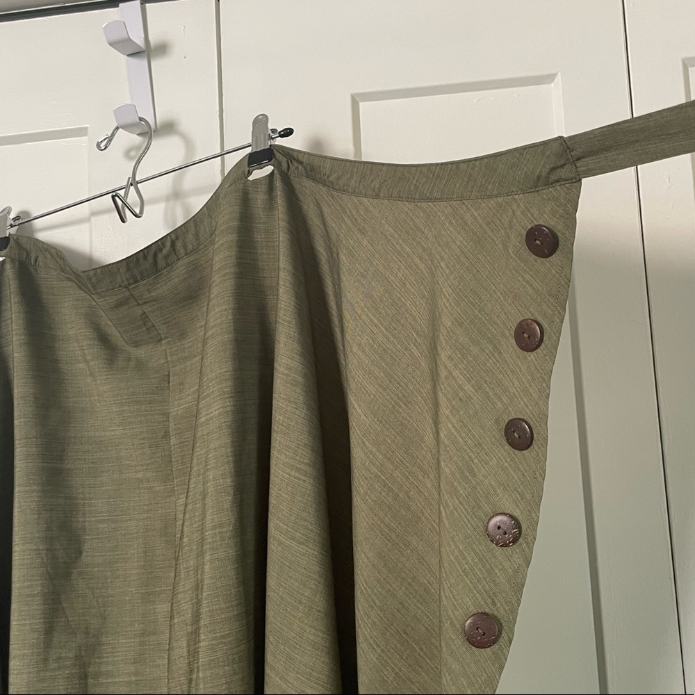 Olive green wrap skirt with button side - one size - Picture 6 of 7